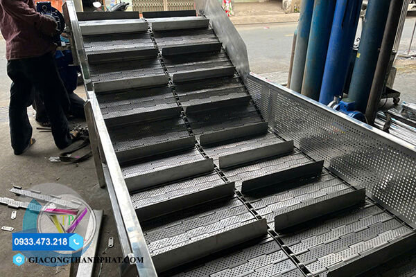 Gia công băng tải xích tấm inox