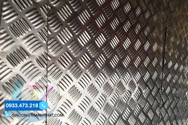 Gia Công Dập Gân Tấm Inox