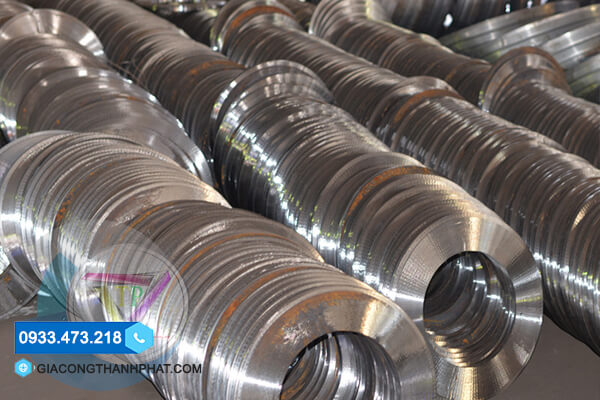 Gia công mặt bích ly tâm chát lượng