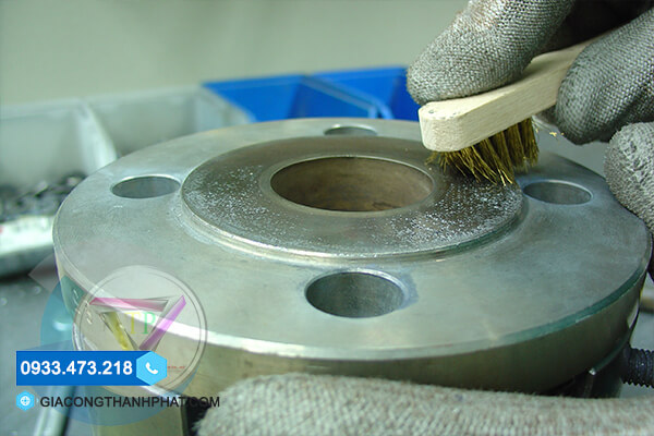 Làm sạch bề mặt ống và mặt bích