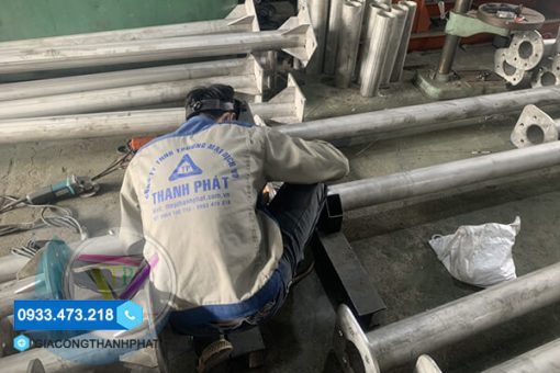Dịch vụ gia công cột đén inox
