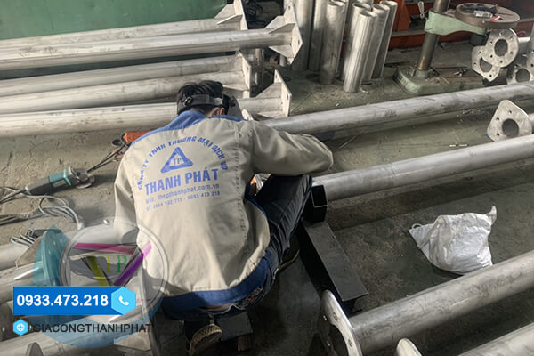 Dịch vụ gia công cột đén inox