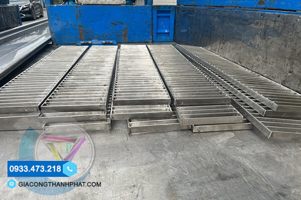 gia công vỉ thoát sàn inox