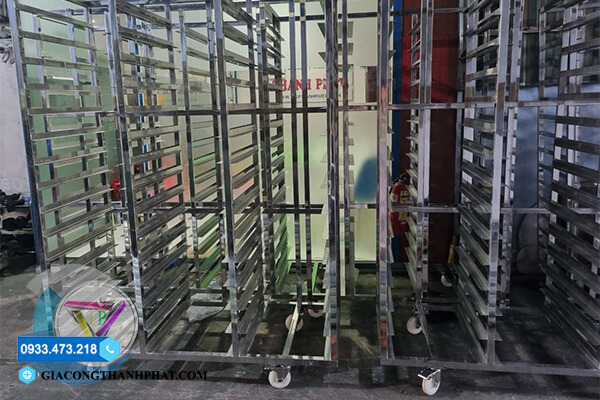 Gia công xe đẩy khay cơm inox, đẩy thực phẩm