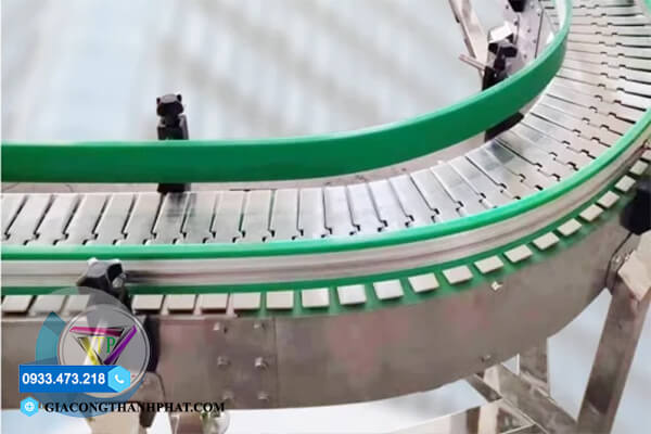 Băng tải xích tấm bản l�? width=