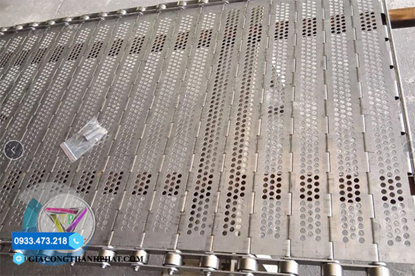 Băng tải xích tấm đục l�? width=