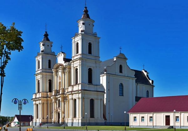 Die Basilika Mariä Himmelfahrt  steht im Dorf Budslau.