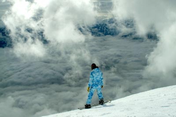 Snowboarden durch unberührten Schnee  in Bergregionen Russlands.